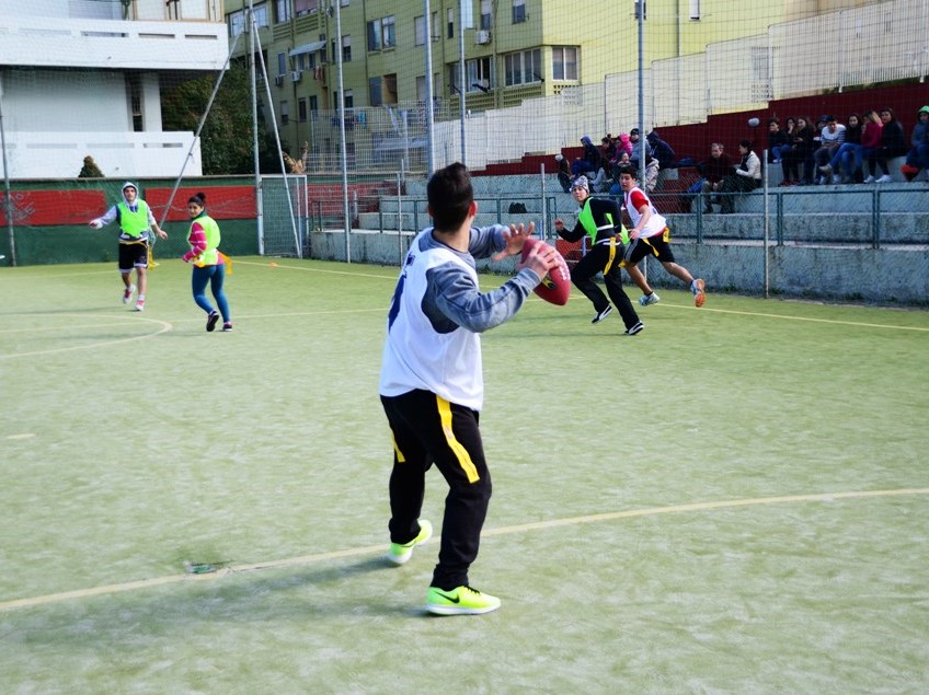 Una partita di flag football a scuola