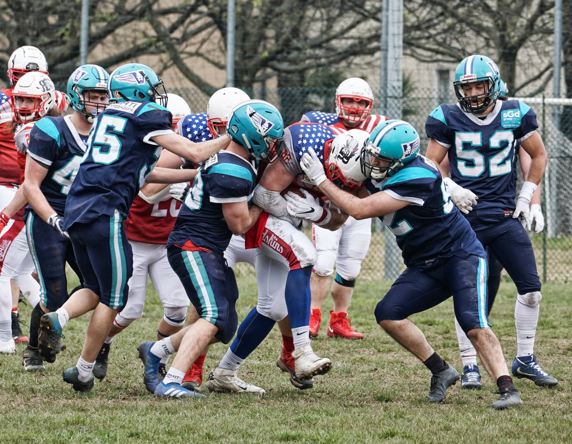 Moronesi in forza ai redskins verona percorre 15 yard dopo la ricezione nonostante gli avversari tentino di portarlo al suolo FOTO PAOLO BRUTTI